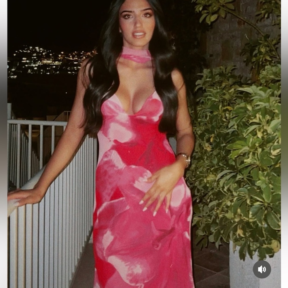VIRAL NEW ! ZARA SCARF MAXI DRESS
🚨FIRM PRICE NO DISCOUNT ON THIS DRESS - Picture 13 of 16